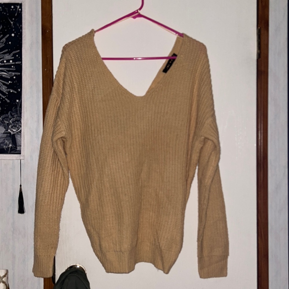 Semi open back knit shirt ✨💛